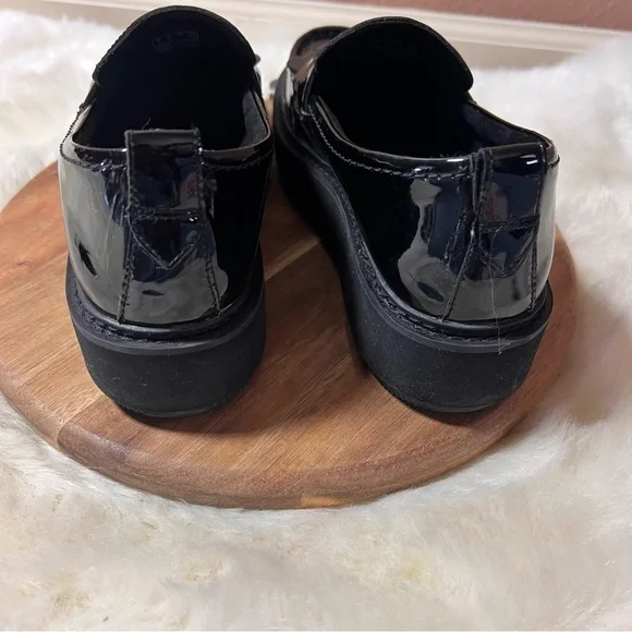 Clarks Black Patent Leather Loafers with Fringe Detail Size 6.5 - Picture 4 of 11